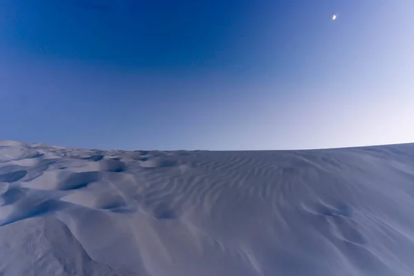 沙漠景观 白色的沙子和沙丘在一个富有表现力的天空下 — 图库照片