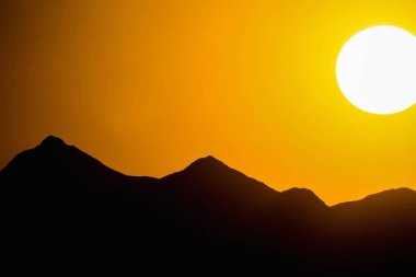 güzel gün batımı turuncu bir gökyüzü ile Dağların üzerinden