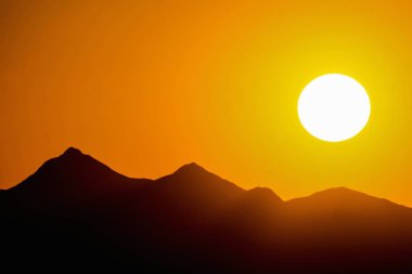 güzel gün batımı turuncu bir gökyüzü ile Dağların üzerinden