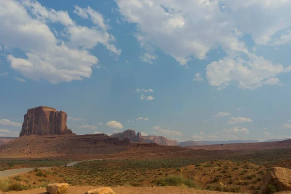 Monument Valley Paysage Sous Ciel Bleu Avec Des Nuages Blancs — Photo