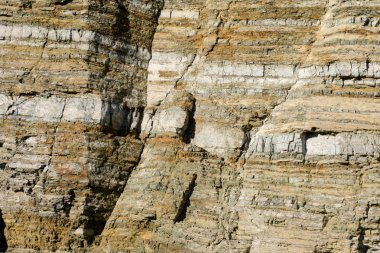 kırmızı arka plan beyaz kristal şeritli