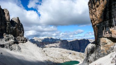 Büyük Boynuzlu Baykuş sarı gözler portre ile