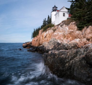Maine kıyısında kayalık bir promontory deniz feneri