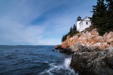 Maine kıyısında kayalık bir promontory deniz feneri