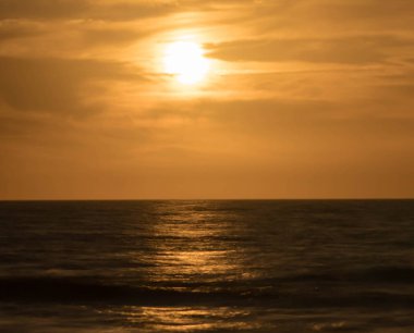 Dolunay sakin ve parıldayan okyanus üzerinde gece gökyüzüne doğru yükselen