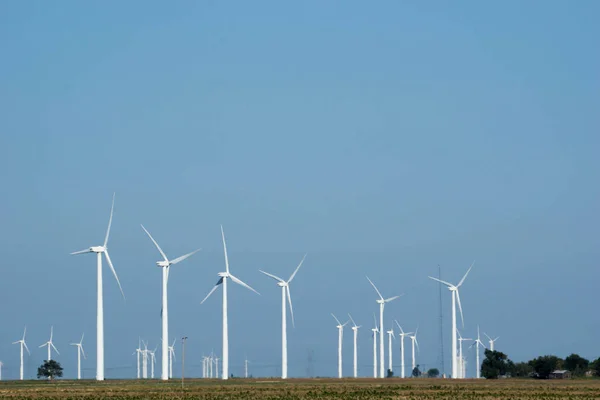 风力发电场上的风力涡轮机行 — 图库照片