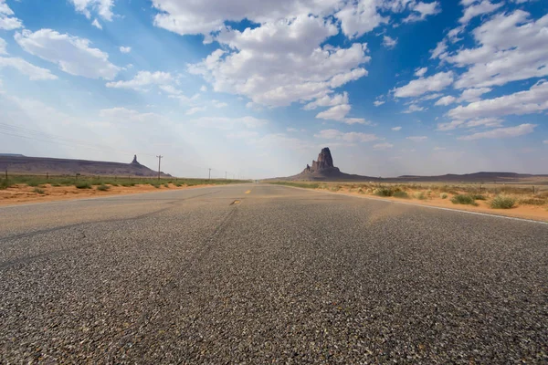 Estrada Uma Paisagem Desértica Que Conduz Vale Monumento — Fotografia de Stock