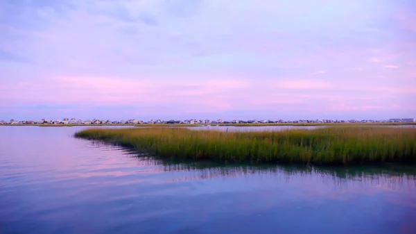 美丽日落设置在水和沼泽地在障碍海岛德水南卡罗来纳州海岸 — 图库照片