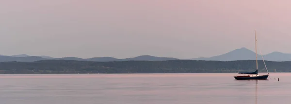 Muhteşem Pembe Akşam Gökyüzü Altında Göl Champlain Kıyısında Ahşap Yelkenli — Stok fotoğraf