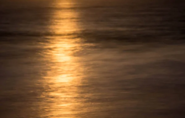 Lua Cheia Subindo Céu Noturno Sobre Oceano Calmo Cintilante — Fotografia de Stock