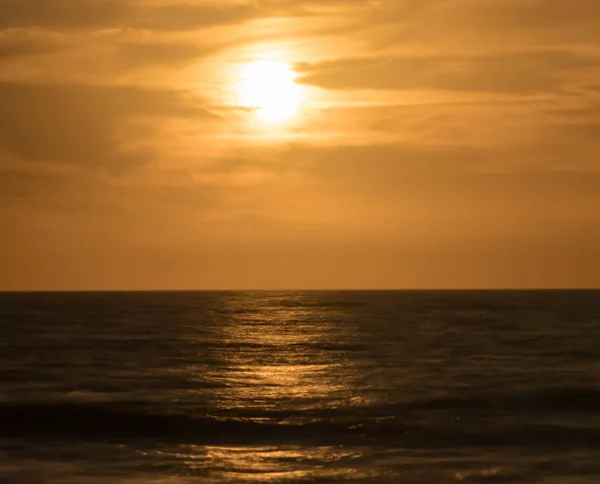 Lua Cheia Subindo Céu Noturno Sobre Oceano Calmo Cintilante — Fotografia de Stock