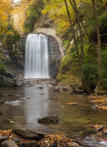 在北卡罗来纳州的一个华丽的秋季看玻璃瀑布 — 图库照片