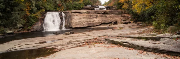 Mooie Afgezonderde Rivier Waterval Landschap Rond Door Kleurrijke Fall Gebladerte — Stockfoto