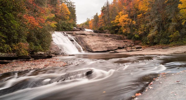 Schöne Und Abgelegene Fluss Und Wasserfalllandschaft Umgeben Von Buntem Herbstlaub — Stockfoto