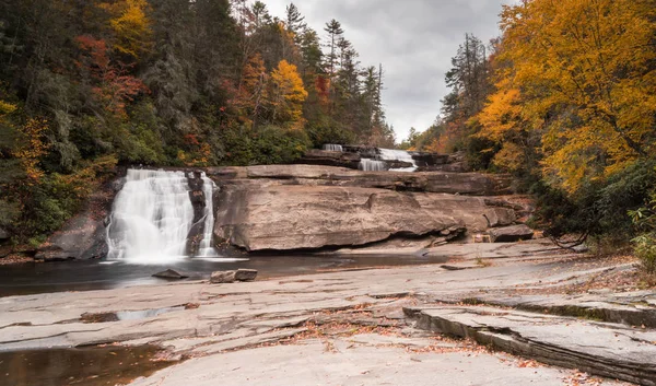 周囲のカラフルで美しい 静かな川と滝の風景秋紅葉と森 — ストック写真