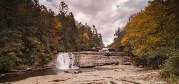 美丽而幽静的河流和瀑布景观 四周五颜六色的落叶和森林 — 图库照片
