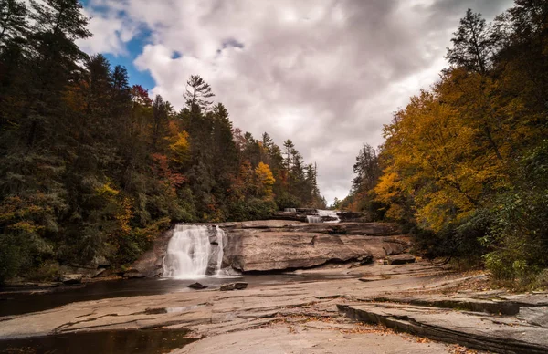 Hermoso Aislado Paisaje Del Río Cascada Que Rodea Por Follaje —  Fotos de Stock