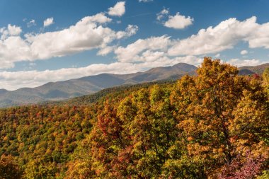 Güzel bir sonbahar gününde Appalachians Batı Kuzey Carolina dağlarında Ridge Mavi