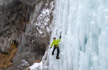 erkek buz dağcı İtalyan Alpleri'nde Dolomites dik bir şelale üzerinde