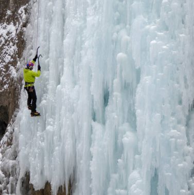 erkek buz dağcı İtalyan Alpleri'nde Dolomites dik bir şelale üzerinde