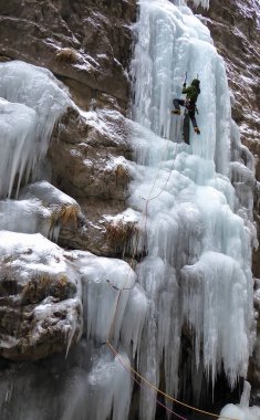 erkek buz dağcı İtalyan Alpleri'nde Dolomites dik bir şelale üzerinde