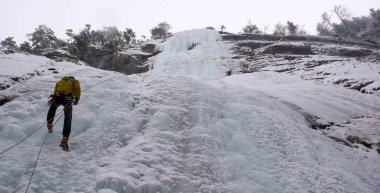 buz derin kışın Alpler'de tırmanma