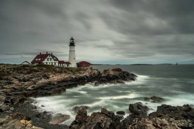 Portland Far Maine sahil üzerinde fırtınalı havalarda