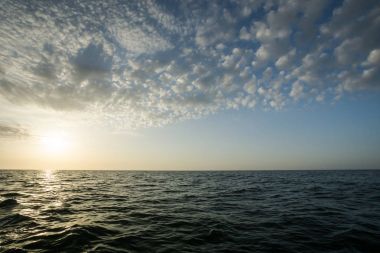 Sakin okyanus suları ve etkileyici gökyüzü arka plan kopya alanı bol olan