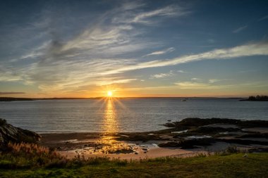 bir plaj ön planda bir açık sonbahar sabahı Fundy Körfezi üzerinde okyanus gündoğumu