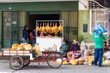 Peru Huaraz yerel tüccarların çeşitli mal ve mallar satan Pazar günü