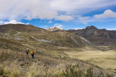iki backpackers Peru Andes yüksek ovalarında geniş otlaklar genelinde hiking