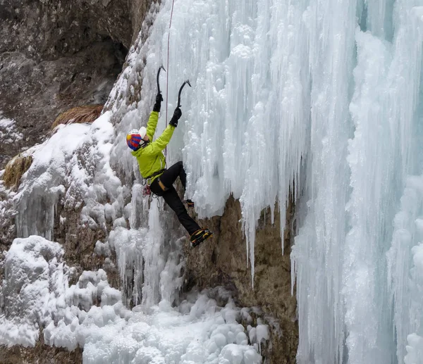 Escalador Gelo Macho Uma Cachoeira Íngreme Nas Dolomitas Nos Alpes — Fotografia de Stock