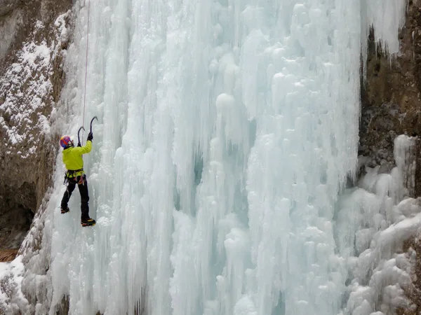 Escalador Gelo Macho Uma Cachoeira Íngreme Nas Dolomitas Nos Alpes — Fotografia de Stock