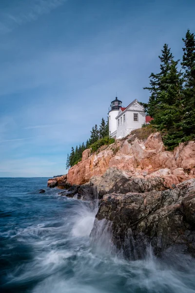 Açık bir günde geç sonbaharda Bar Harbor, Maine yakınındaki bas Harbor Far