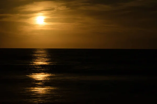 Luna Llena Que Sube Cielo Nocturno Nublado Sobre Océano Reluciente — Foto de Stock