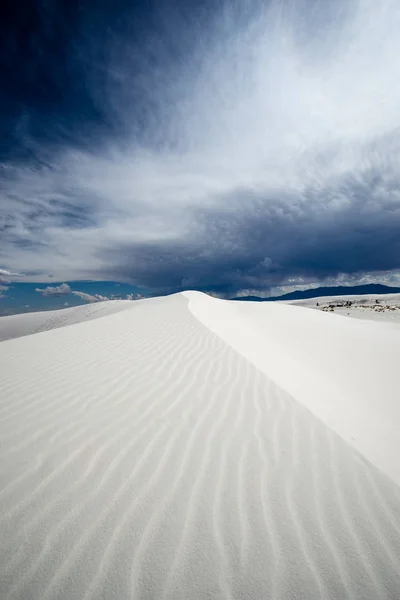 Τοπίο Της Ερήμου Λευκή Άμμο Αμμόλοφος Κάτω Από Ένα Θυελλώδες — Φωτογραφία Αρχείου
