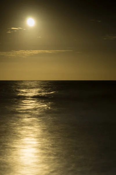Lua Cheia Subindo Sobre Oceano Atlântico Calmo Uma Linda Noite — Fotografia de Stock