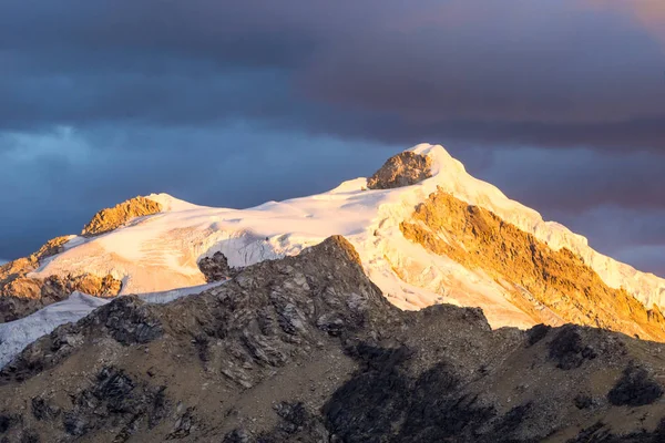 Luz Tarde Puesta Sol Sobre Pico Nevado Ishinca Cordillera Blanca —  Fotos de Stock