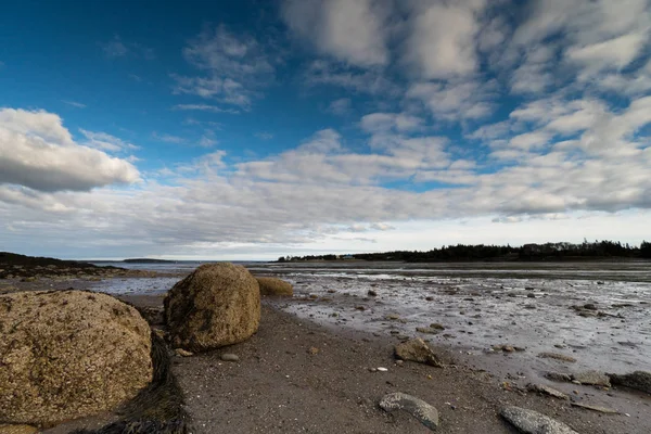 大きな岩とニューブランズウィック州ファンディ湾の干潮時の潮溜まりのビーチ — ストック写真