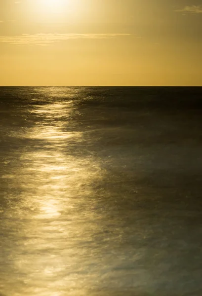 Luna Piena Sorgere Oceano Atlantico Calmo Una Luce Dorata Sera — Foto Stock