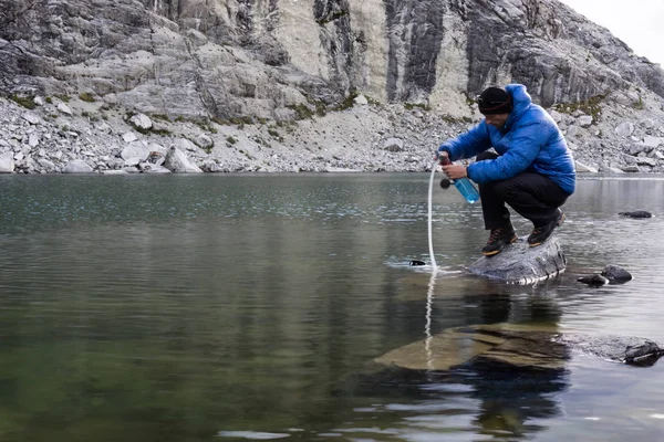 Alpinista Masculino Filtra Agua Potable Lago Turquesa Campamento Base Alto — Foto de Stock