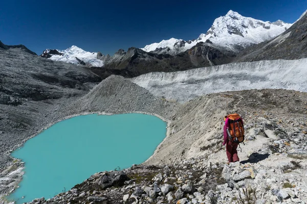Montañista Descendiendo Campamento Base Junto Lago Montaña Color Turquesa Alto — Foto de Stock