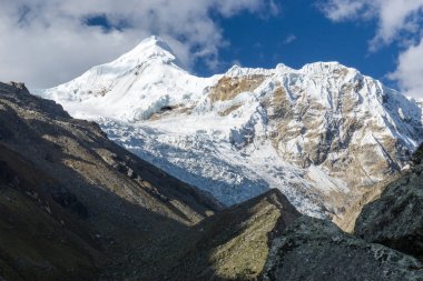 Peru Andes yüksek karlı zirveleri ile dağ manzarası