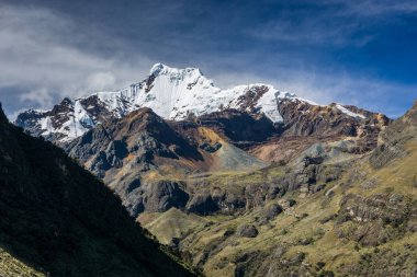 Andes Cordillera Blanca yüksek karlı zirveleri ile güzel dağ manzarası