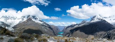 Panorama görünümünü turkuaz dağ gölleri ve Cordillera Blanca Peru Andes içinde karla kaplı tepeler ile Llanganuco Vadisi Dağ manzarası