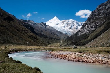 güzel dağ Vadisi Andes Cordillera Blanca ve sakin turkuaz dağ dere ön planda yüksek karlı zirveleri ile