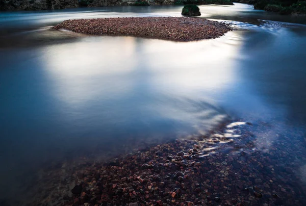 Spokojny Połyskujące Górski Potok Ciepłym Wieczornym Świetle Czerwonych Skał Kamieni — Zdjęcie stockowe
