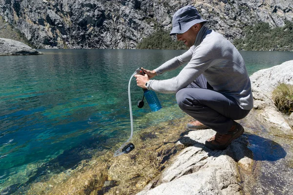 Peru Andes gri filtreleri içme suyu güzel turkuaz dağ gölü Cordillera Blanca içinde erkek backpacker giymiş