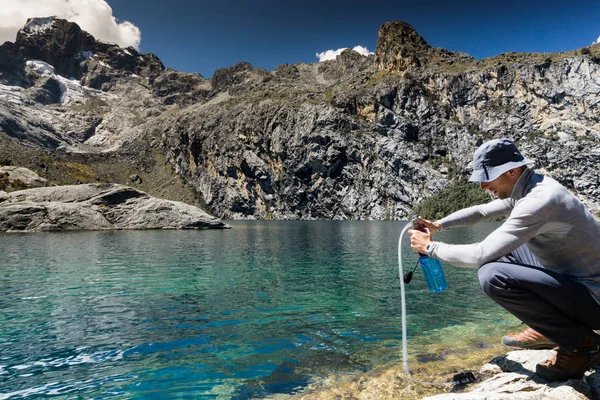 Αρσενικό Backpacker Ντυμένοι Γκρι Φίλτρα Πόσιμου Νερού Από Ένα Όμορφο — Φωτογραφία Αρχείου