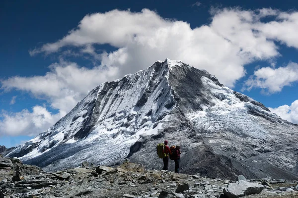 Mochilero Masculino Femenino Admiran Fantástica Vista Las Montañas Cordillera Blanca — Foto de Stock